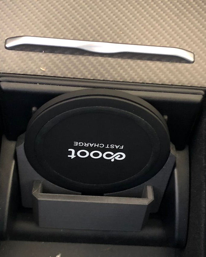 Basis voor draadloze lader in de middenconsole van de Tesla Model X