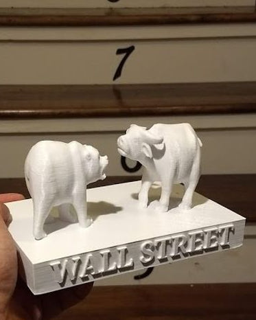 Wall Street-beeld met beer tegenover stier