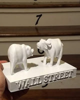 Wall Street-beeld met beer tegenover stier