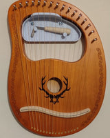 Wandophanging voor een lierharp met 16 snaren