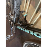 Houder voor Tile-tracker op de bidonhouder van de fiets