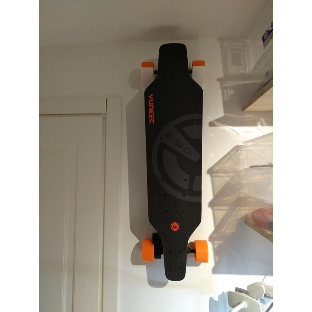 Wandhouder voor longboard en skateboard met wielen van 90 mm