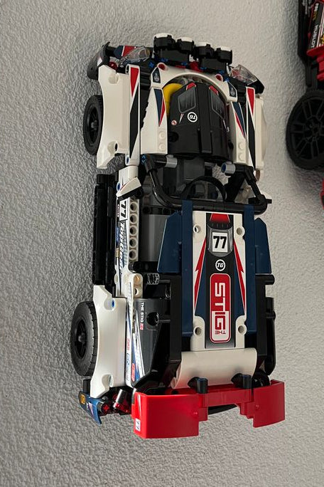 Wandhouder voor LEGO 42109 – laat je rallyauto zien