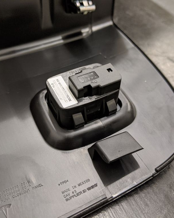 Kapje voor de frunkknop in Tesla Model 3 – voorkomt per ongeluk openen