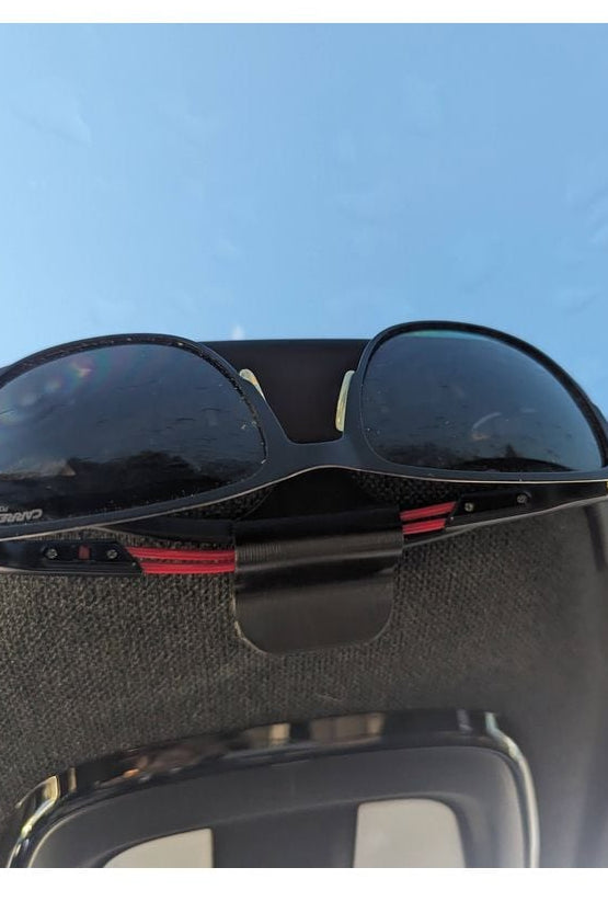 Zonnebrilhouder voor Polestar 2 – opgeruimd en binnen handbereik