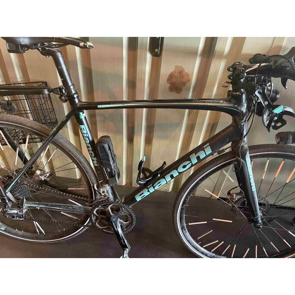 Houder voor Tile-tracker op de bidonhouder van de fiets