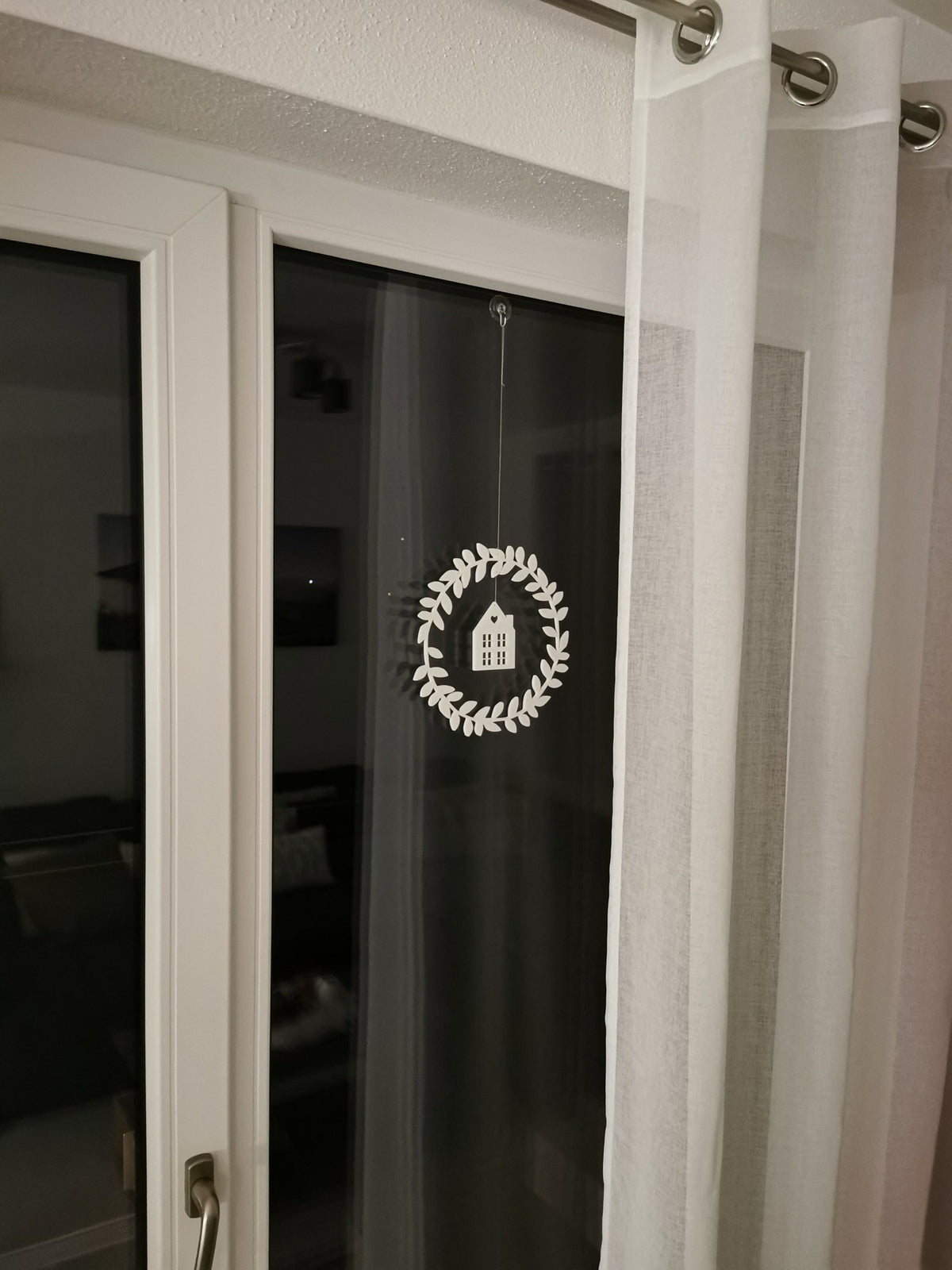 Raamkrans met hangend huisje en hartje