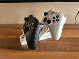 Dubbele standaard voor Xbox-controllers – houdt 2 controllers