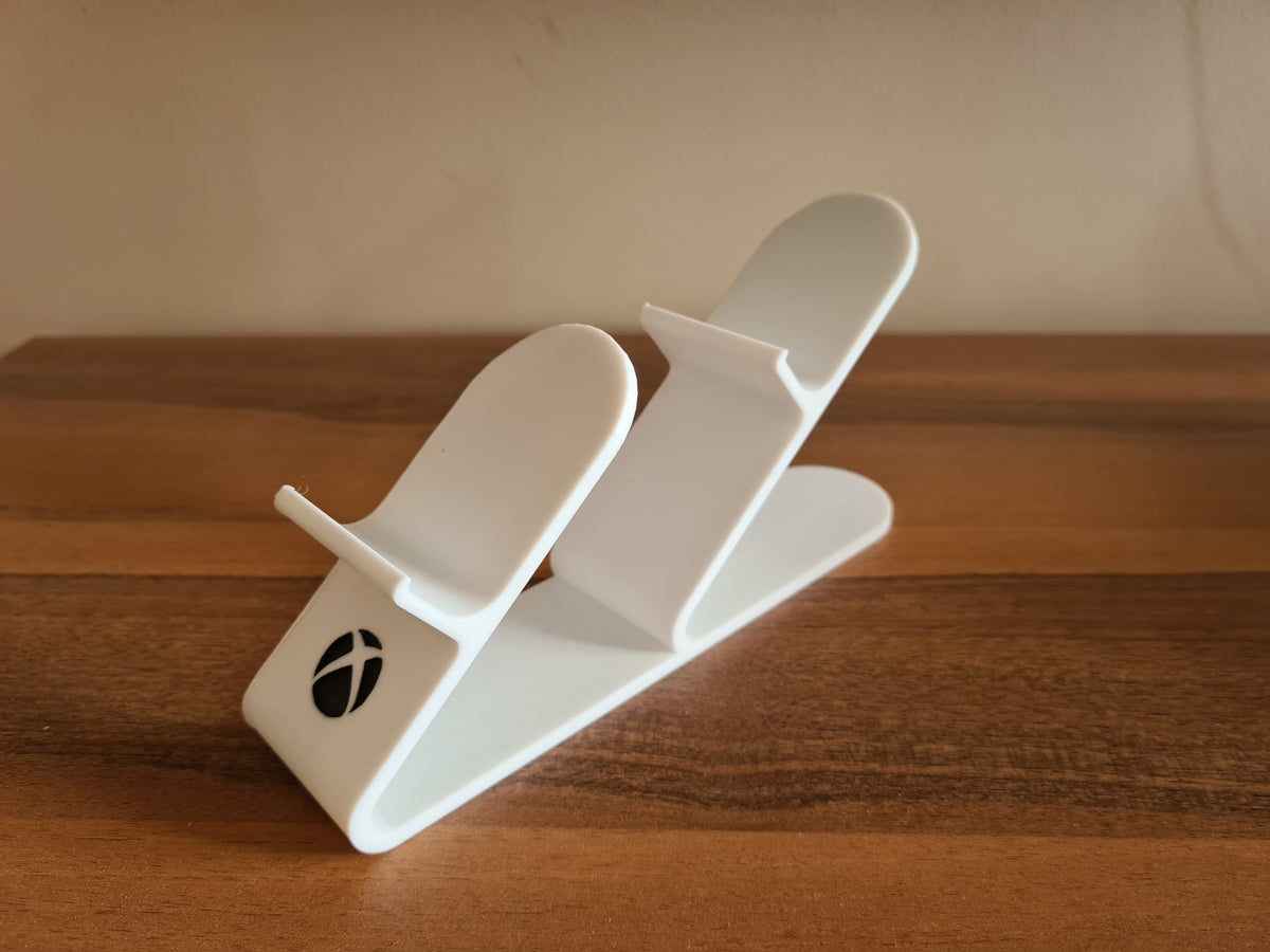 Dubbele standaard voor Xbox-controllers – houdt 2 controllers